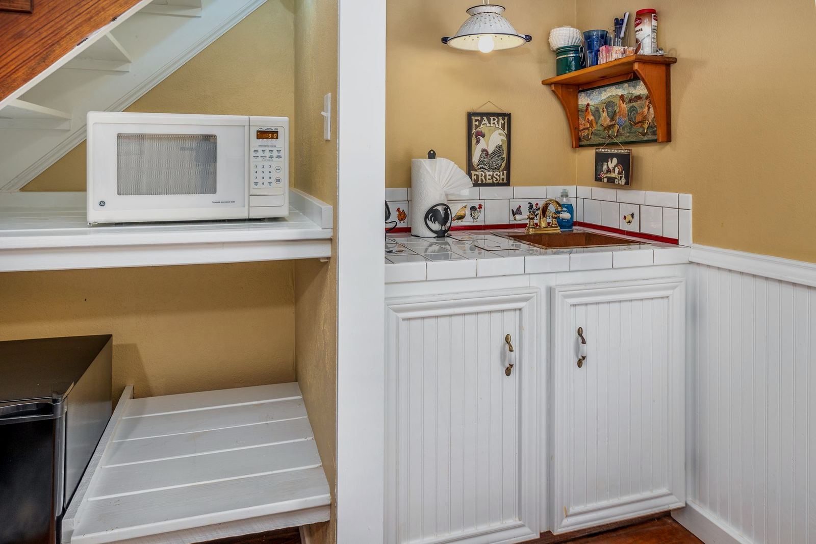 Miss Becky's Kitchen with kitchenette under the stairs